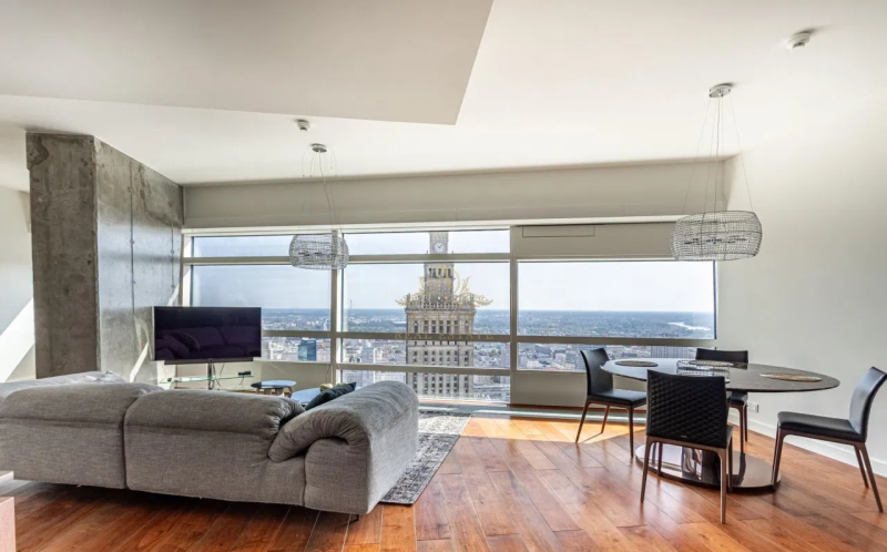 Exquisite apartment on 40th floor on Złota 44