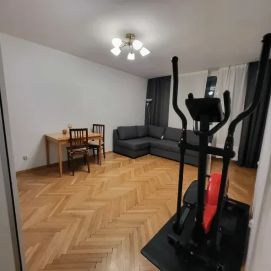 Wynajmę 3-pokojowe mieszkanie z dobrą komunikacją, na skraju parku